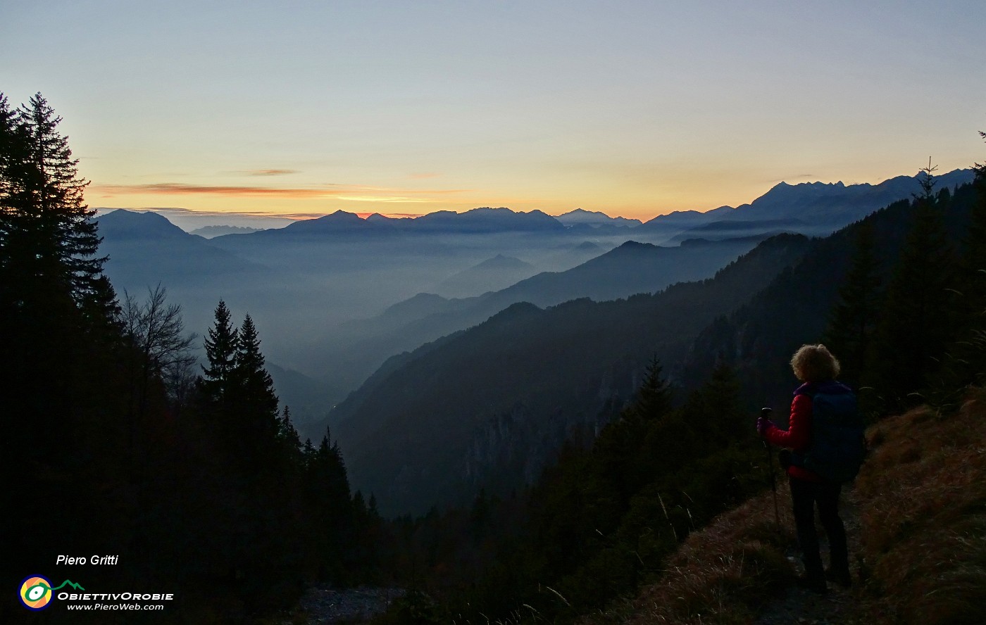 100 Scendiamo a Piazzatorre a tramonto inoltrato.JPG -                                